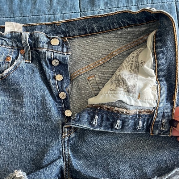LEVI'S WOMEN'S 501 ORIGINAL DENIM SHORTS - SALSA MOOD SIZE 30 - Picture 5 of 10